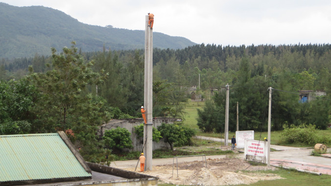 Cty Điện lực Quảng Ninh đang gấp rút hoàn thiện dự án trước Tết Ất Mùi. Ảnh: Q.N.