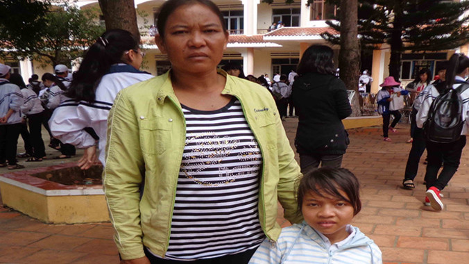 H’Điết và mẹ.