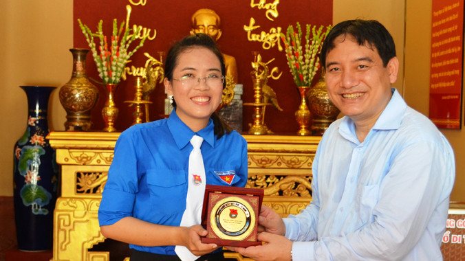 Bí thư thứ nhất T.Ư Đoàn Nguyễn Đắc Vinh tặng biểu trưng của T.Ư Đoàn cho chị Anh Thư - Chủ nhiệm CLB Thuyết minh viên du lịch Bạc Liêu. Ảnh: Hòa Hội.