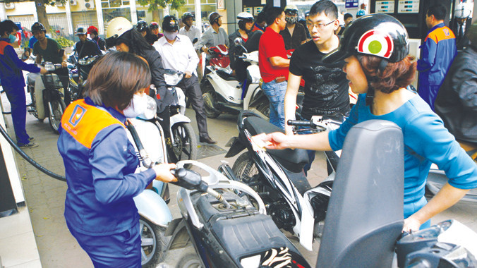 Người tiêu dùng tiếp tục bị thiệt thòi do giá xăng dầu trong nước vẫn cao so với thế giới. Ảnh: Hồng Vĩnh.