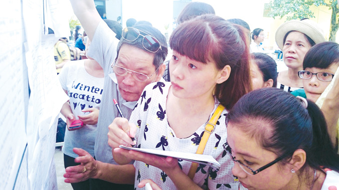 Thấp thỏm xem điểm thi và hồi hộp chờ giấy báo nguyện vọng. Ảnh: Như Ý.