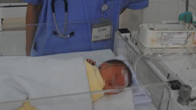 Em bé được cứu sống. Ảnh; Dân Trí