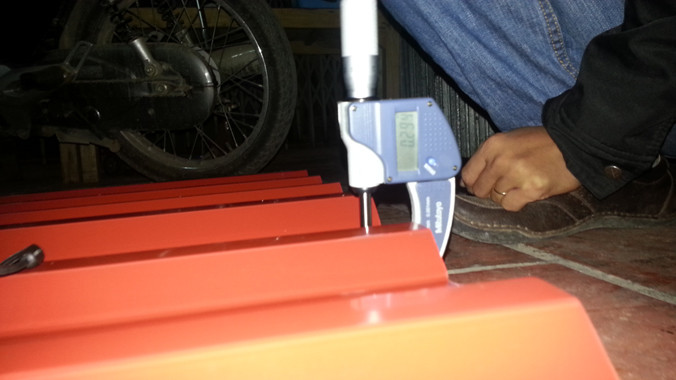 Các loại tôn giả, tôn đôn dem nhái nhãn mác các thương hiệu trong nước “móc túi” người tiêu dùng hàng trăm tỷ đồng mỗi năm. (Trong ảnh: Tôn nhái mác Kai ching bán giá tôn dày 3,5mm nhưng đo thực tế chỉ dày 2,94mm).