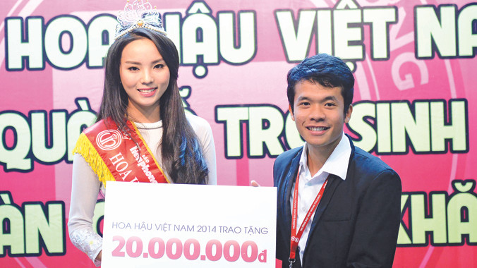 Hoa hậu Nguyễn Cao Kỳ Duyên và bạn sinh viên cùng trường.Ảnh: Tuấn Mark.