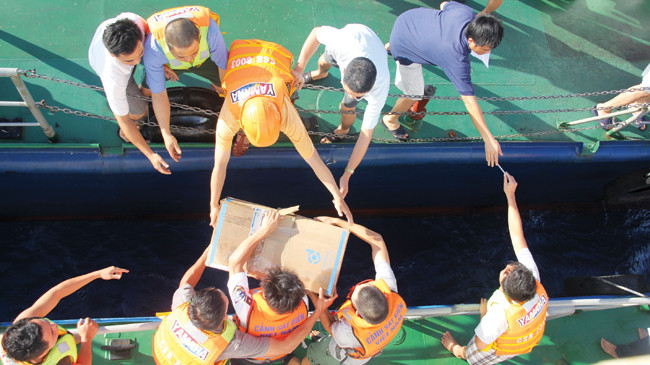 Tiếp tế trên vùng biển Hoàng Sa. Ảnh: Công Khanh.