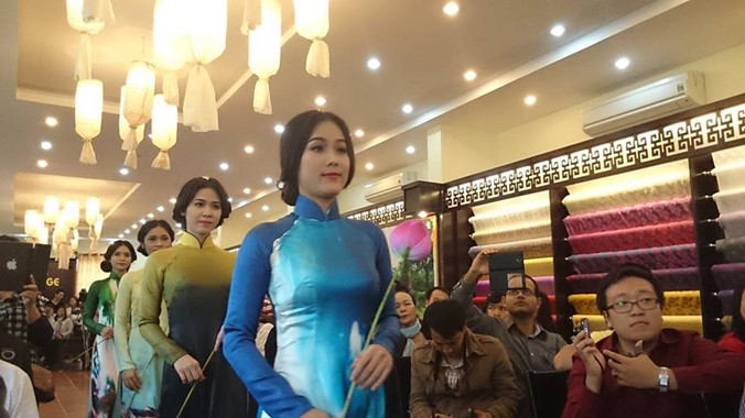 Trình diễn thời trang tơ lụa. Ảnh: Trí Quân.