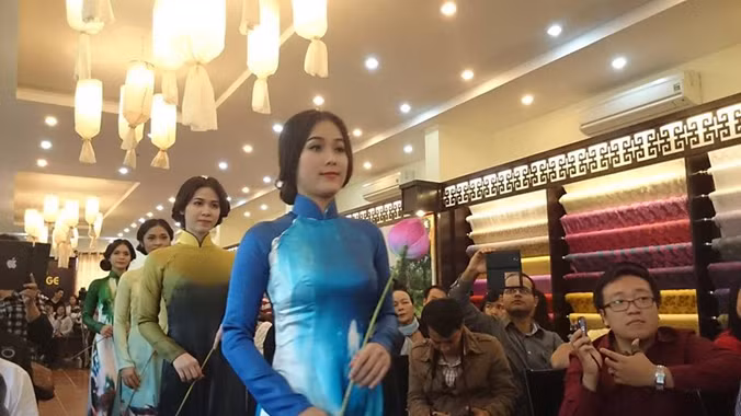 Trình diễn thời trang tơ lụa. Ảnh: Trí Quân.
