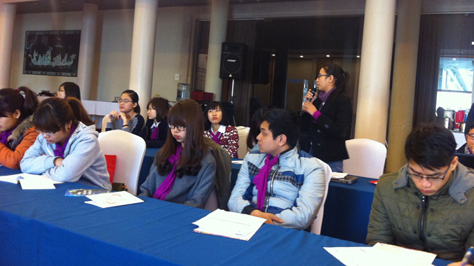 Thanh niên hỏi, nhà quản lý trả lời