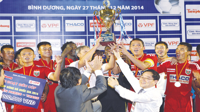 Đội Bình Dương hân hoan nhận Siêu Cúp Quốc gia lần thứ 3. Ảnh: Như Ý.