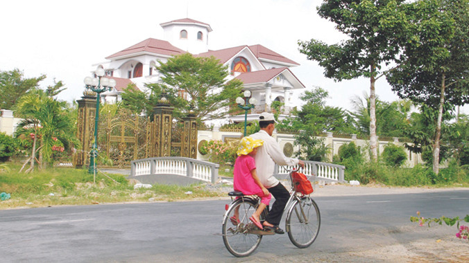 Dinh thự của con trai ông Trần Văn Truyền - nguyên Tổng thanh tra Chính phủ ở ấp 3 - xã Sơn Đông - TP Bến Tre (tỉnh Bến Tre). Ảnh: Đ.D.