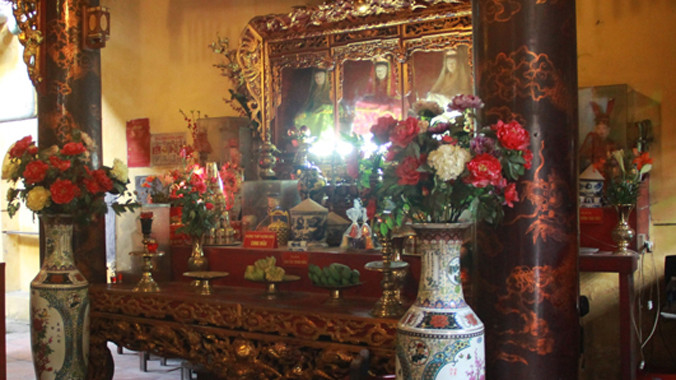 Nhiều di tích đang bị “Tam phủ hóa” - đền Bạch Mã nay đưa Tam tòa Thánh Mẫu vào thờ phối tự. Ảnh: T.Toan.
