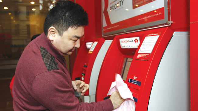 Ngân hàng lo bảo dưỡng máy ATM. Ảnh: Như Ý.