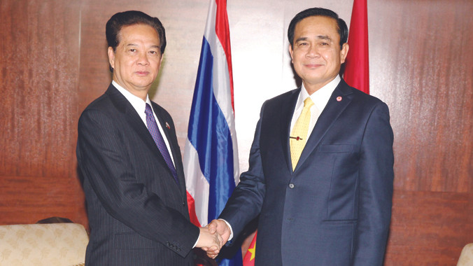 Bên lề Hội nghị Thượng đỉnh hợp tác tiểu vùng Mekong mở rộng lần thứ 5, ngày 20/12, Thủ tướng Nguyễn Tấn Dũng gặp Thủ tướng Thái Lan Prayut Chan-ocha. Ảnh: TTXVN.