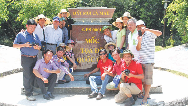 Đông đảo người dân đến với Đất Mũi. Ảnh: Đại Dương.