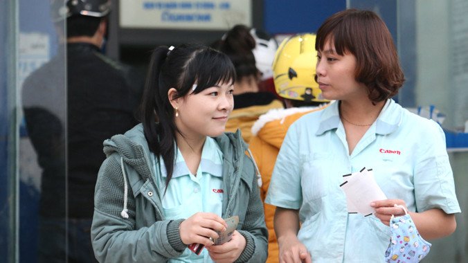 Người lao động luôn háo hức chờ khoản tiền thưởng Tết dù ít hay nhiều. Ảnh: Như Ý.