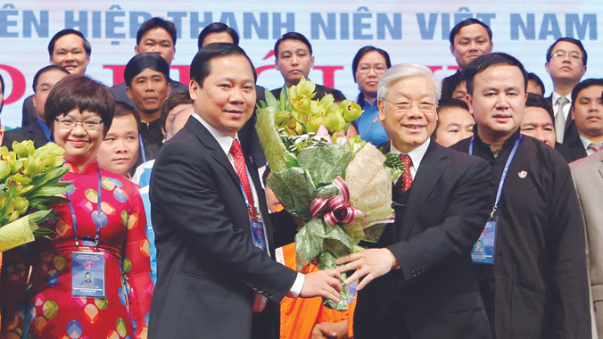 Tổng Bí thư Nguyễn Phú Trọng tặng hoa tân Chủ tịch Hội LHTN Việt Nam khóa VII Nguyễn Phi Long. ẢNH: Hồng Vĩnh.