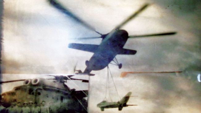 Chiếc máy bay Mi 6 do phi công Nguyễn Xuân Trường đang “cẩu” máy bay tiêm kích Mig.