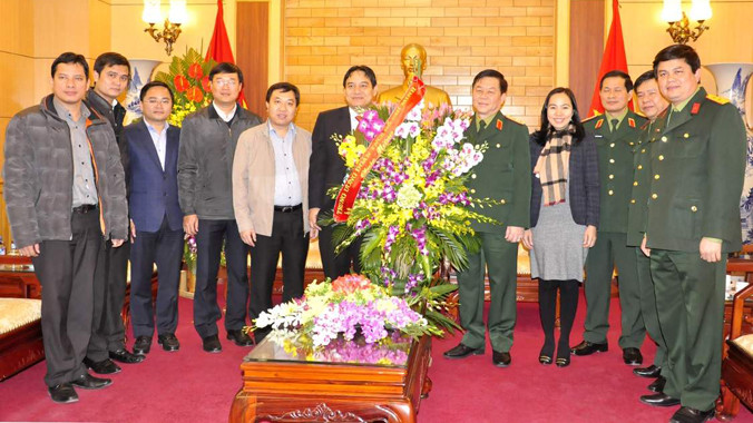 Ban Bí thư T.Ư Đoàn tặng lẵng hoa chúc mừng Bộ Quốc phòng, Tổng cục Chính trị QĐND Việt Nam. Ảnh: Ngọc Châu.