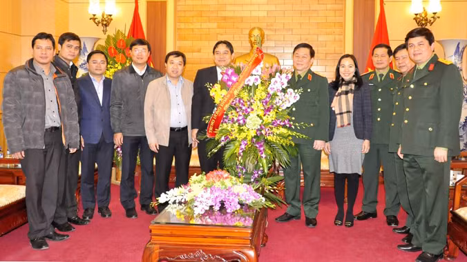 Ban Bí thư T.Ư Đoàn tặng lẵng hoa chúc mừng Bộ Quốc phòng, Tổng cục Chính trị QĐND Việt Nam. Ảnh: Ngọc Châu.