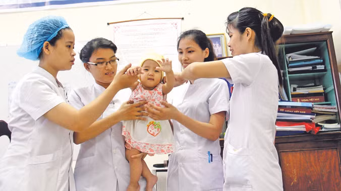 Ngày cuối bé Bình được nâng niu trong vòng tay của các mẹ trước khi phải vào trại trẻ mồ côi. Ảnh: Thanh Trần 