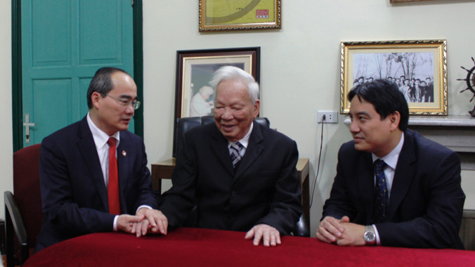 Chủ tịch Ủy ban T.Ư MTTQ Việt Nam và Bí thư thứ nhất T.Ư Đoàn hỏi thăm sức khỏe nguyên Chủ tịch nước Đại tướng Lê Đức Anh.