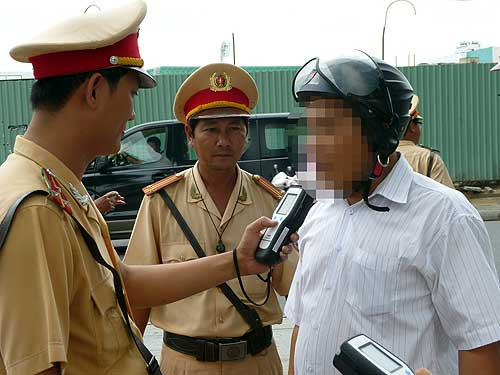Đo nồng độ cồn người tham gia giao thông. Ảnh minh họa.
