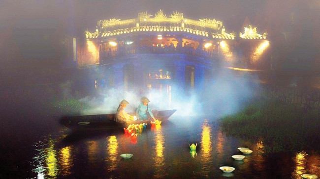 Hội An huyền ảo trong đêm. Ảnh: Hà Nguyễn.