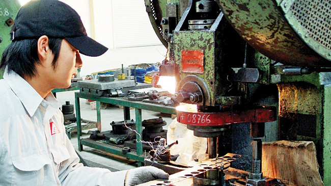 Công nhân làm việc trong nhà máy xích líp Đông Anh.