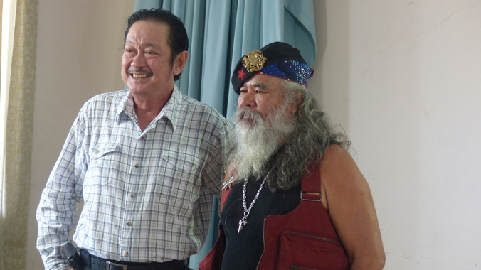 NSƯT Chánh Tín với nụ cười quen thuộc bên người bạn- Chuyên gia hóa trang Nguyễn Tiến Liêm. 