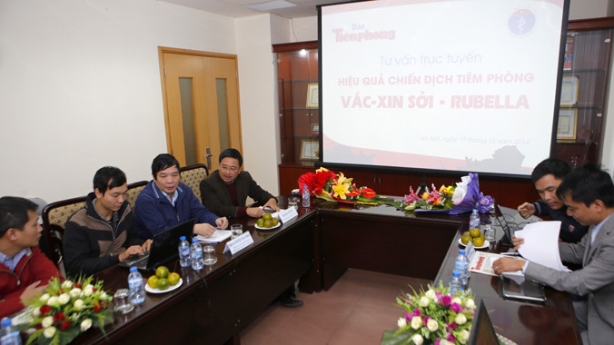 Tư vấn trực tuyến hiệu quả chiến dịch tiêm phòng sởi - rubella tại tòa soạn báo Tiền Phong. Ảnh: Như Ý.