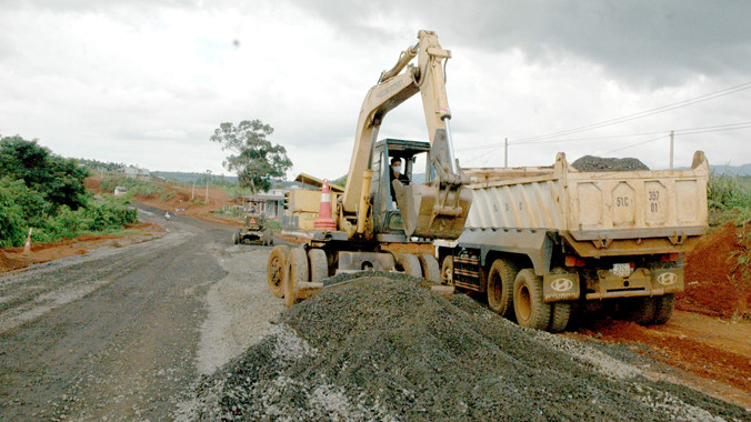 Nợ đọng xây dựng cơ bản hình thành một phần do phân cấp đầu tư nhưng thiếu giám sát. Ảnh: Sỹ Lực.