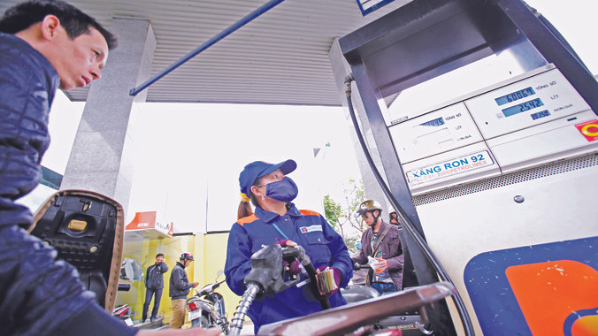 Người tiêu dùng luôn quan tâm đến biến động của giá xăng dầu. Ảnh: Như Ý.