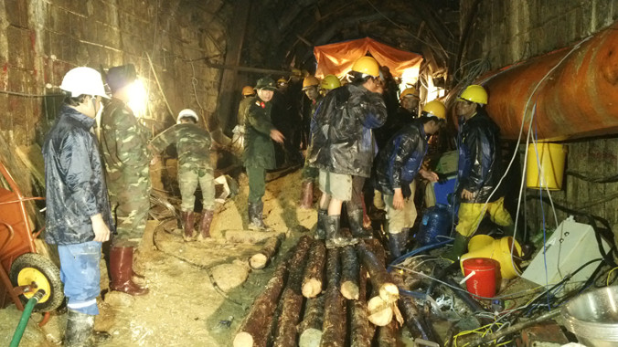 Công nhân đang khẩn trương đào hầm vào vị trí sập.