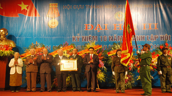Phó Thủ tướng Vũ Đức Đam trao tặng Huân chương Lao động hạng Nhất cho Hội Cựu TNXP Việt Nam.