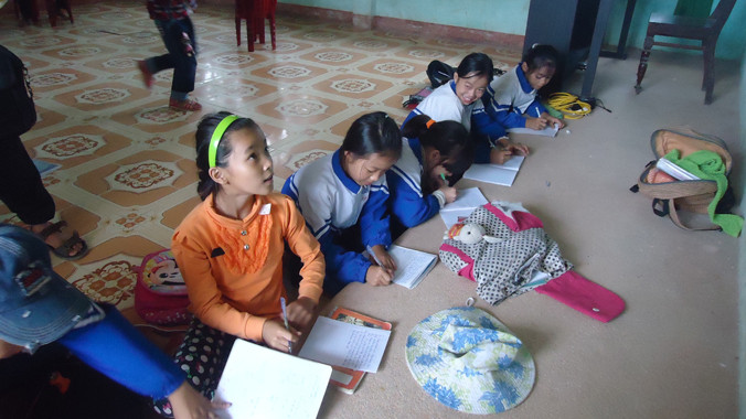 Học sinh trường Tiểu học số 1 An Ninh lăn lê trên nền lớp, dùng bục giảng làm bàn học.