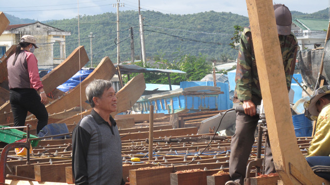 Ngư dân Nguyễn Sáu, thôn Thạnh Bình 1, xã Phổ Thạnh, huyện Sa Huỳnh (Quảng Ngãi) đang hoàn thiện thủ tục cuối cùng đợi phê duyệt thiết kế, dự toán tàu, kiêng đóng tàu 2 năm đã đóng trước tàu để kịp hoàn thiện Tết âm lịch. Ảnh: NQ.