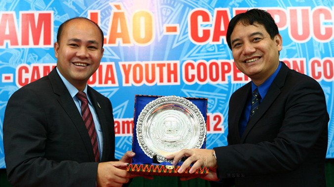 Anh Nguyễn Đắc Vinh, Bí thư thứ nhất T.Ư Đoàn, nhận quà lưu niệm từ Chủ tịch Hội LHTN Campuchia Hun Many.