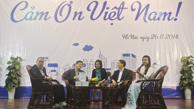 Ông Shim Won Hwan (thứ hai từ trái sang) trong cuộc trao đổi với sinh viên trường ĐH Kinh tế quốc dân. Ảnh: Đức Huy.