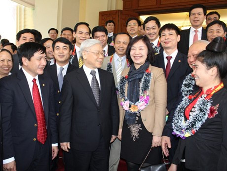 Tổng Bí thư trò chuyện với các Bí thư Chi bộ tiêu biểu. Ảnh: vov.vn