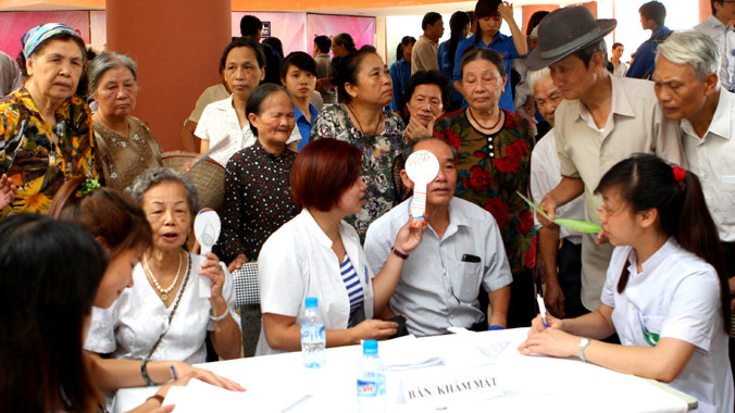 Hình ảnh bác sĩ trẻ khám bệnh miễn phí tạo nên dấu ấn đẹp trong cộng đồng. Ảnh: Xuân Tùng.