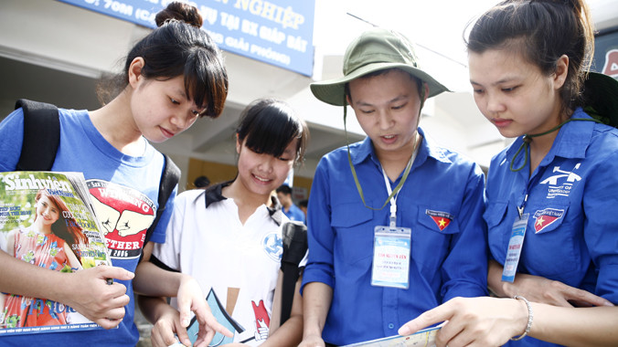 Sinh viên tình nguyện tham gia tiếp sức mùa thi. Ảnh: Tường Kha.