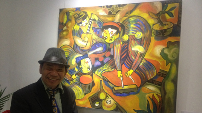 Họa sĩ Nguyễn Đại Giang bên bức "Ca trù".