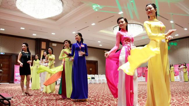 Thí sinh tập diễn catwalk với trang phục áo dài.	Ảnh: Trường Phong.