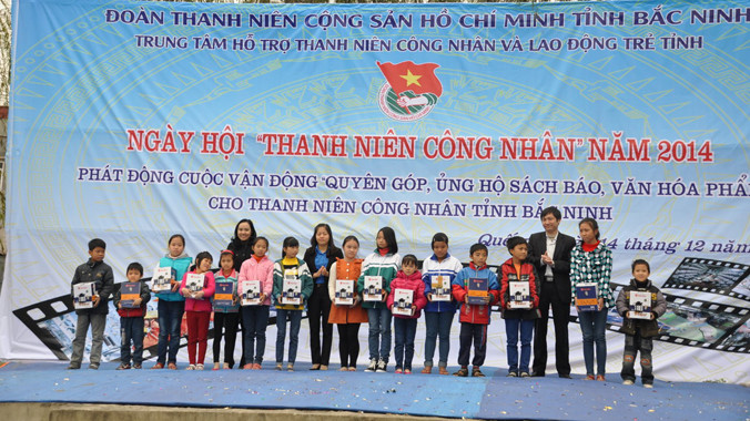 Tặng quà cho con công nhân vượt khó tại ngày hội.