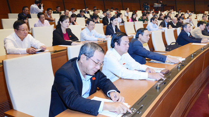 Các đại biểu Quốc hội bấm nút biểu quyết thông qua Luật Nhà ở (sửa đổi) ngày 25/11. Ảnh: Như Ý.