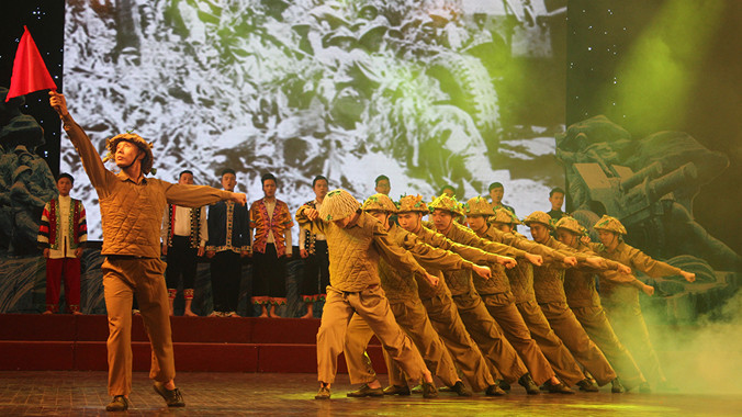 Tiết mục văn nghệ tại đêm liên hoan.