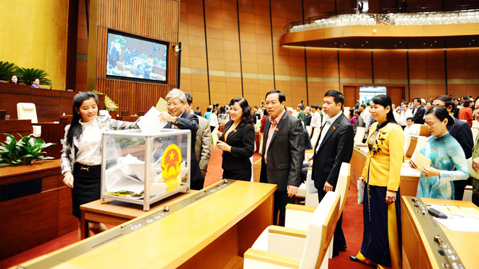 Các đại biểu bỏ phiếu tín nhiệm tại kỳ họp thứ 8, Quốc hội khóa XIII. Ảnh: Như Ý.