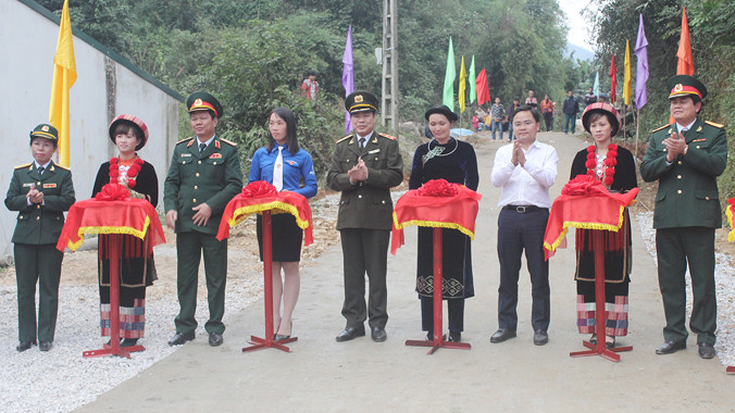 Bí thư T.Ư Đoàn Nguyễn Anh Tuấn (thứ 3, phải sang) cùng các đại biểu cắt băng khánh thành “Con đường thanh niên”.
