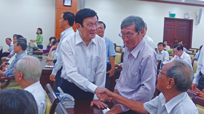 Chủ tịch nước Trương Tấn Sang tiếp xúc cử tri tại TPHCM. Ảnh: PV.