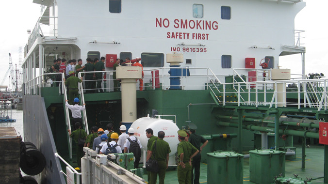 Cơ quan chức năng khám nghiệm tàu.